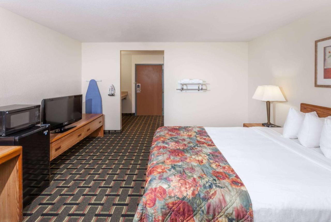 Baymont By Wyndham Decatur Hotel Exterior photo
