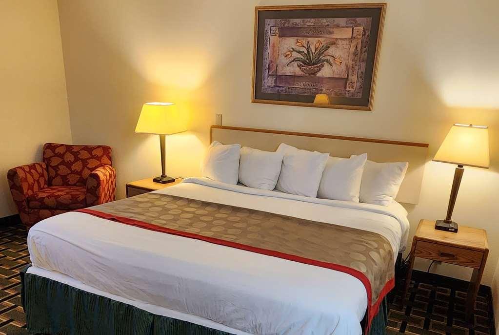 Baymont By Wyndham Decatur Hotel Room photo
